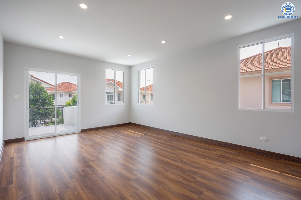 บ้านมือสองตกแต่งใหม่ ม.ภัสสร7 บางบัวทอง ติดถนนเมน! เนื้อที่ 59.3 ตร.ว. ฟังก์ชัน 3 ห้องนอน 3 ห้องน้ำ จอดรถได้ 2 คัน บนทำเลเดินทางสะดวก ติดถนนใหญ่ เพียง 400 ม. จากรถไฟฟ้าสถานีบางพลู ใกล้เซ็นทรัลเวสต์เกต